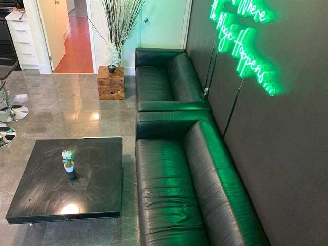 301 - 405 Dundas St W