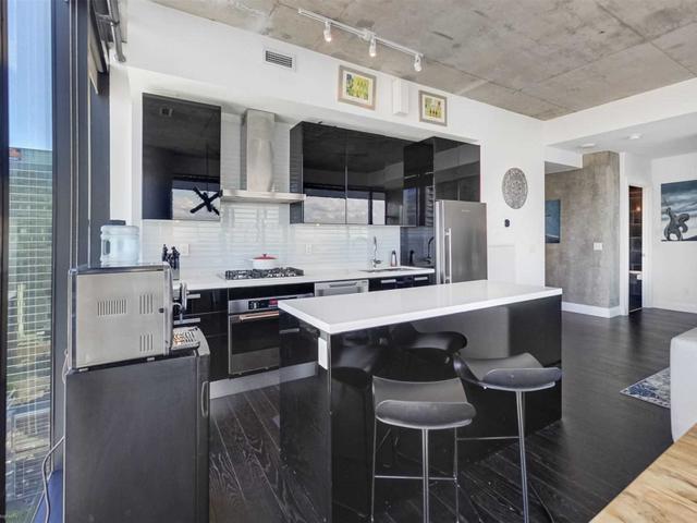 4102 - 224 King St W