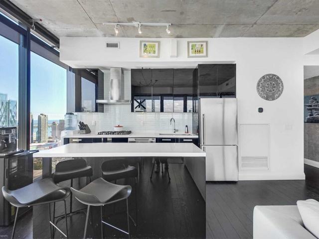 4102 - 224 King St W