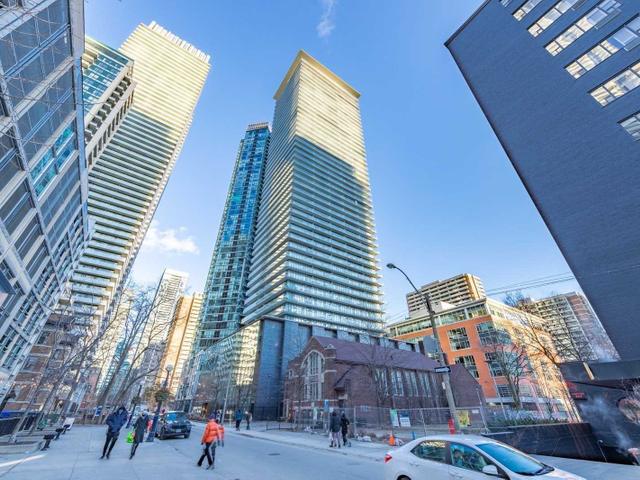 1007 - 33 Charles St E