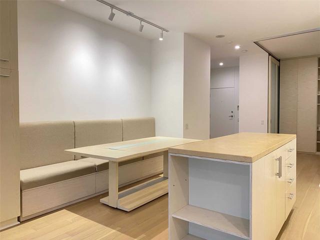 319 - 20 Scrivener Sq