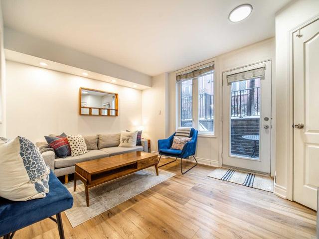 521 - 10 Douro St