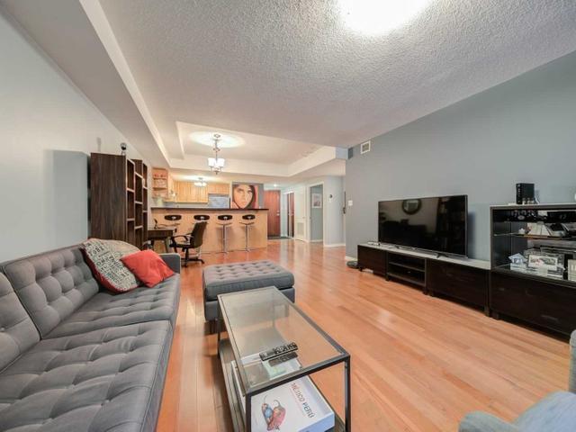 402 - 263 Wellington St W