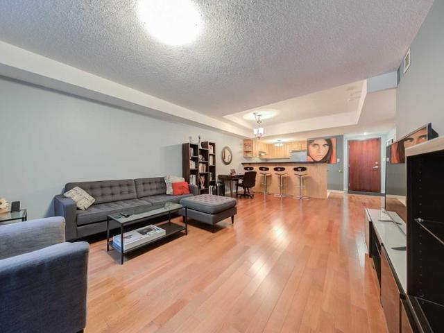 402 - 263 Wellington St W