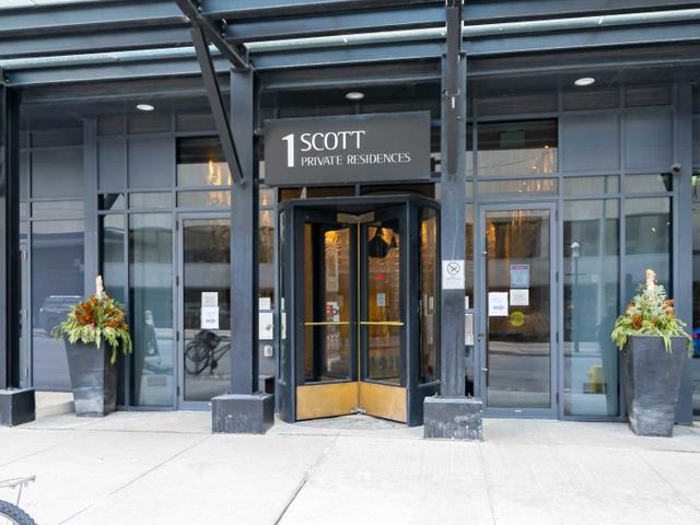 1002 - 1 Scott St