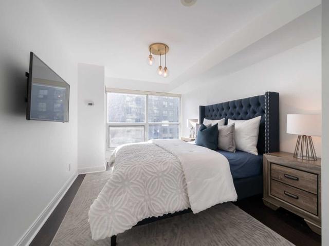 1002 - 1 Scott St