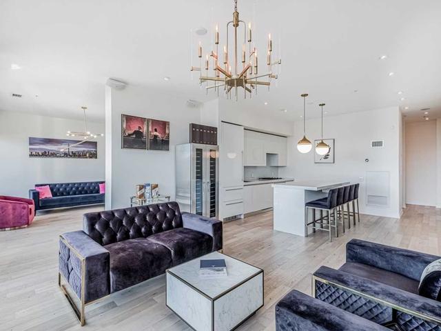 PH1407 - 629 King St W