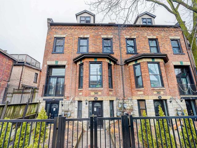 360 Dundas St E