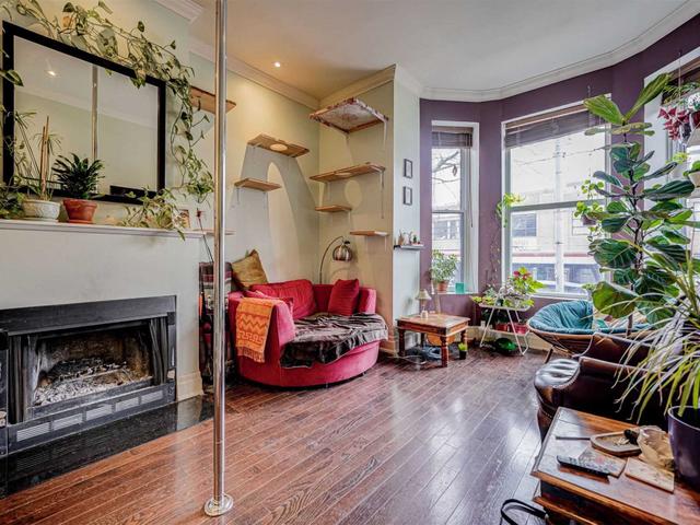 360 Dundas St E