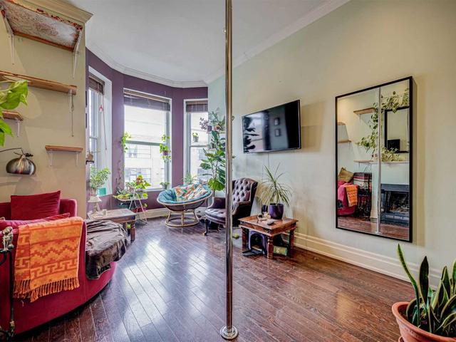 360 Dundas St E