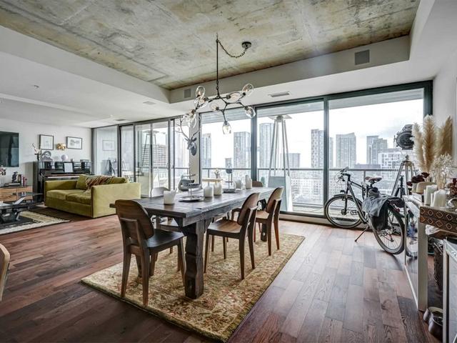 PH1421 - 629 King St W