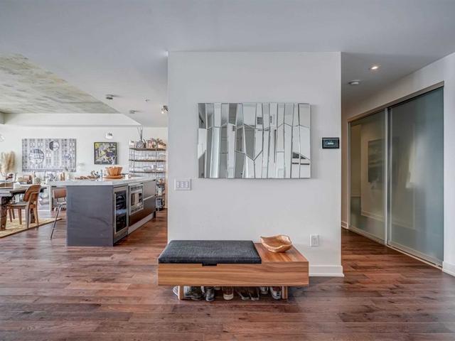 PH1421 - 629 King St W