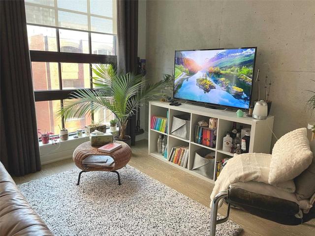 404 - 608 Richmond  St W