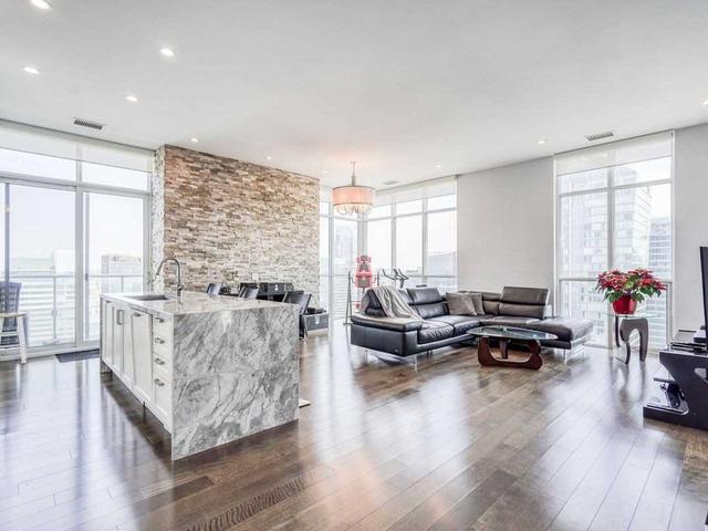 PH 1 - 300 Front St W