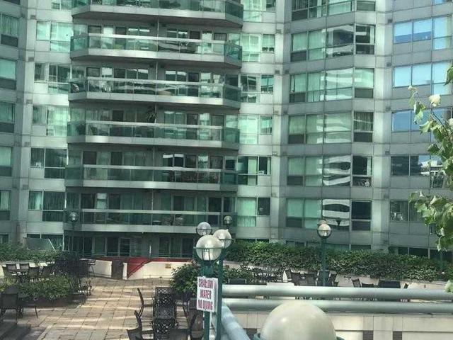 401 - 10 Yonge St N