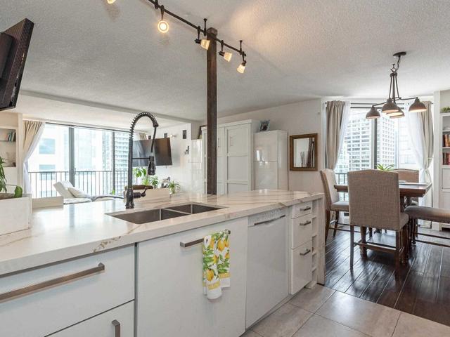 2039 - 33 Harbour Sq