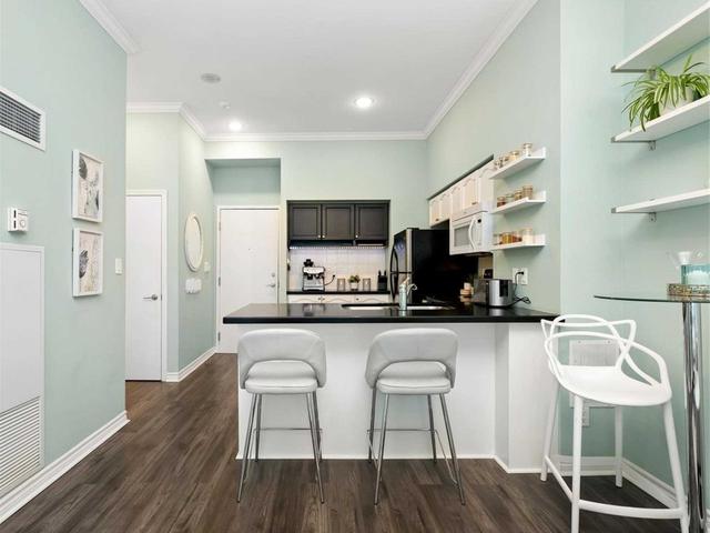 211 - 410 Queens Quay W