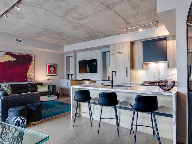 1004 - 318 King St E