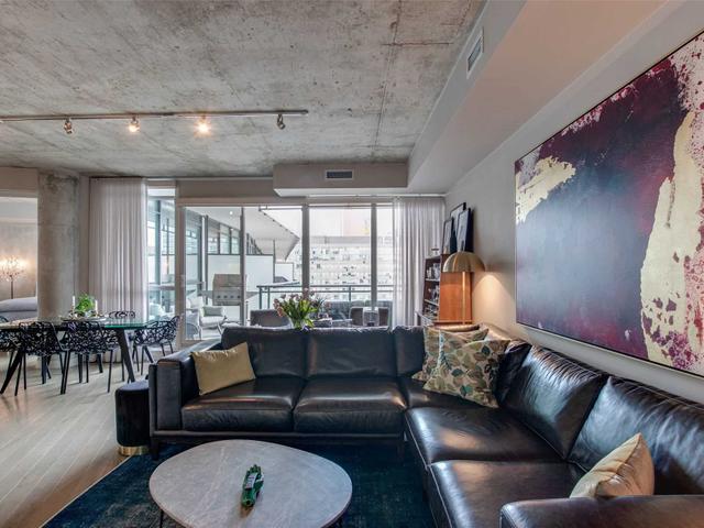 1004 - 318 King St E