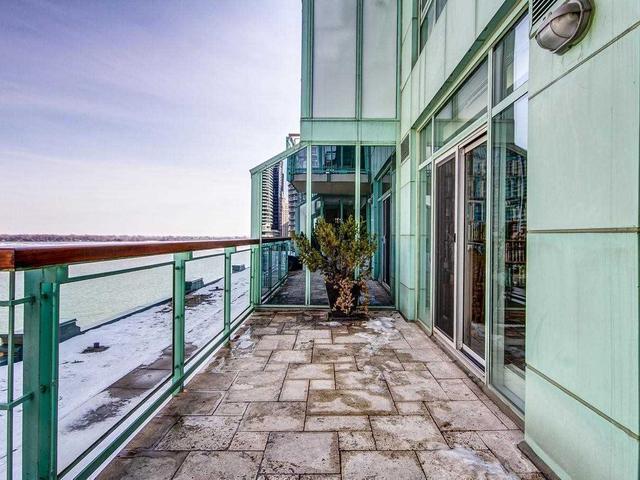 916 - 211 Queens Quay W