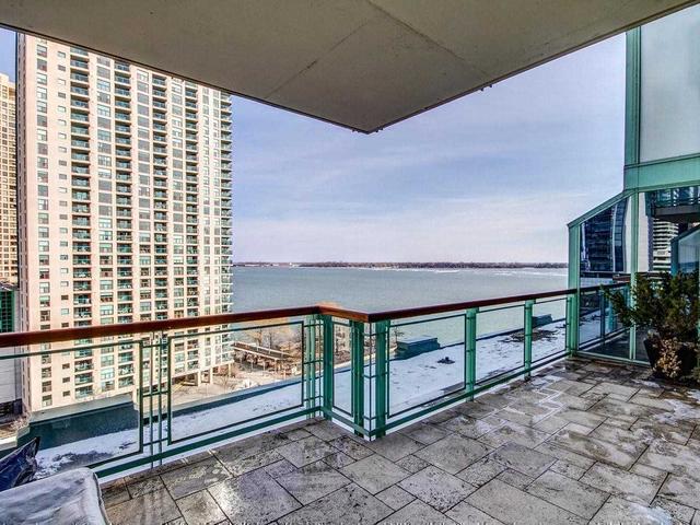 916 - 211 Queens Quay W