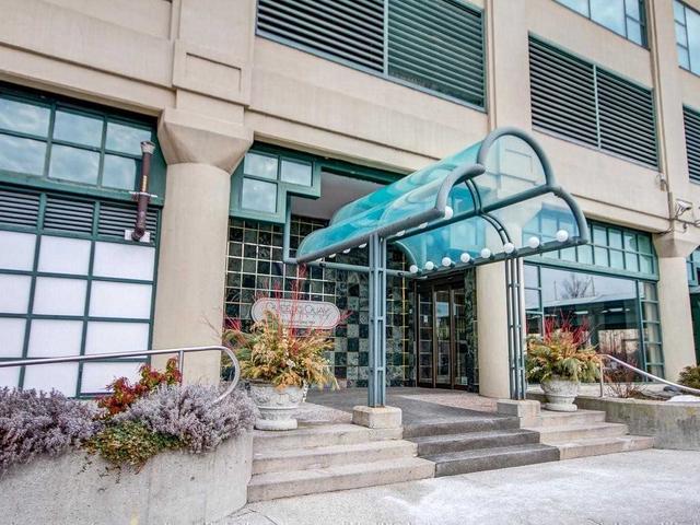 916 - 211 Queens Quay W