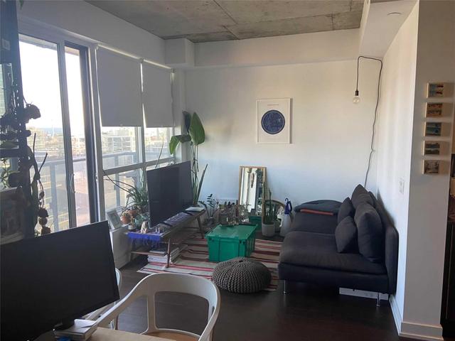 1228 - 1030 King St W