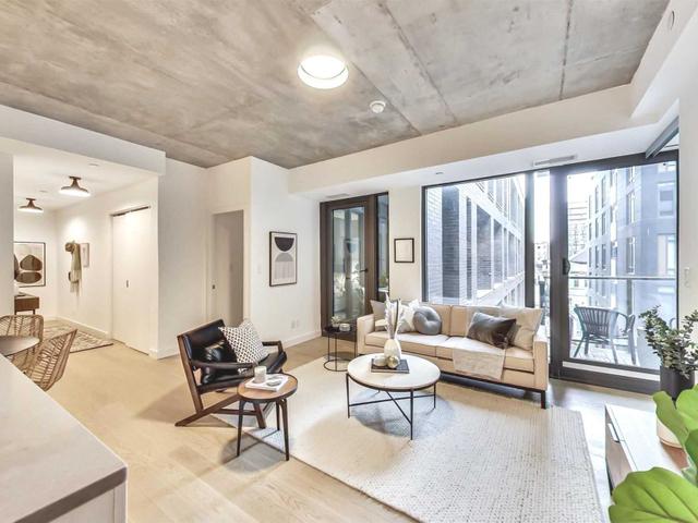 422 - 111 Bathurst St