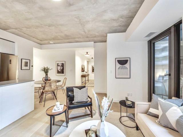 422 - 111 Bathurst St