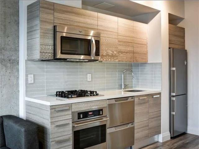 2006 - 224 King St W