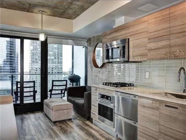 2006 - 224 King St W