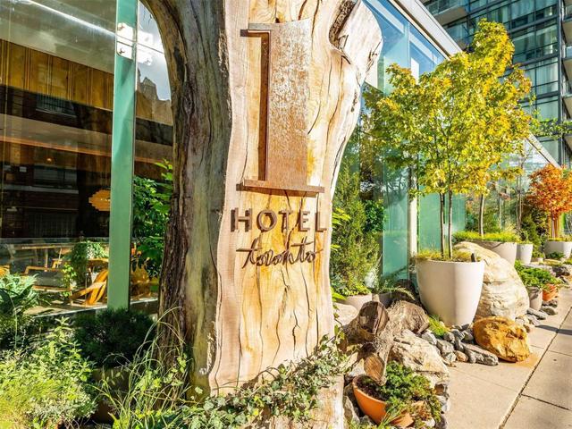 1203 - 552 Wellington St W