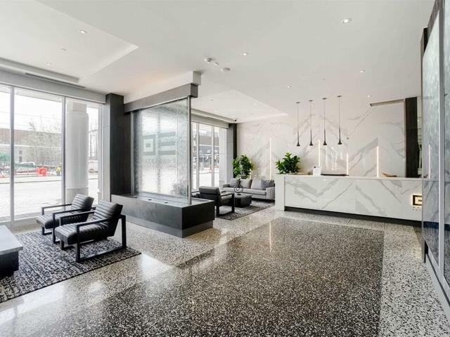 1011 - 218 Queens Quay W