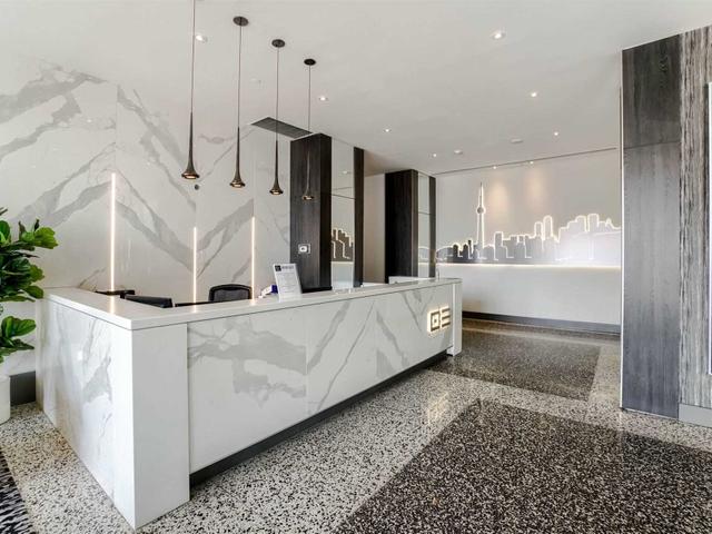 1011 - 218 Queens Quay W