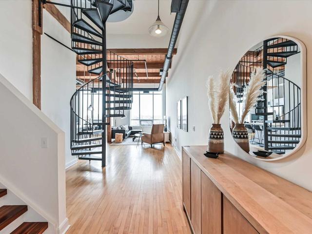 PH20 - 993 Queen St W