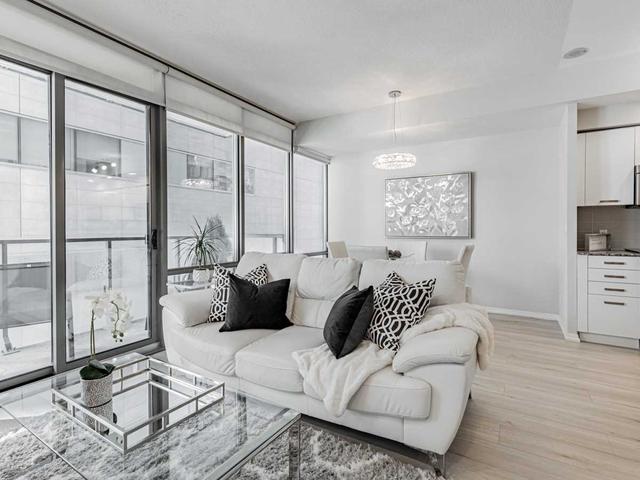 701 - 832 Bay St