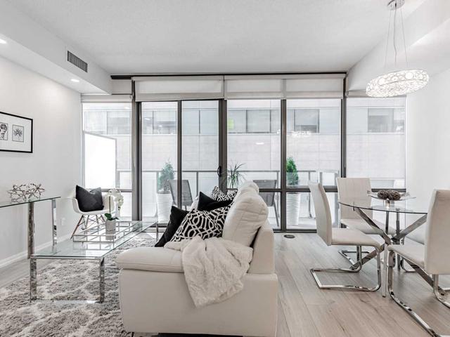701 - 832 Bay St