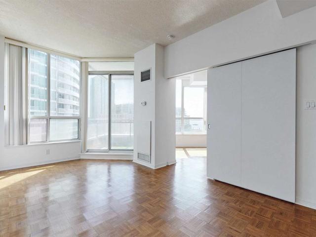 1005 - 228 Queens Quay W