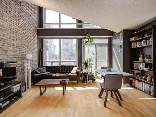 202 - 1029 King St W