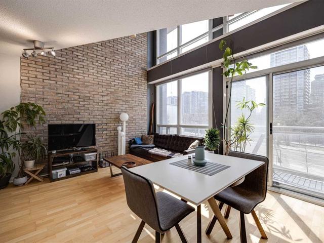 202 - 1029 King St W