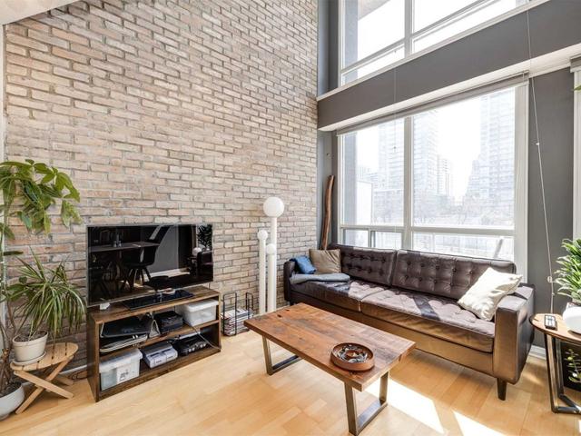 202 - 1029 King St W