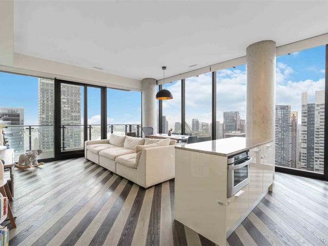 4004 - 224 King St W