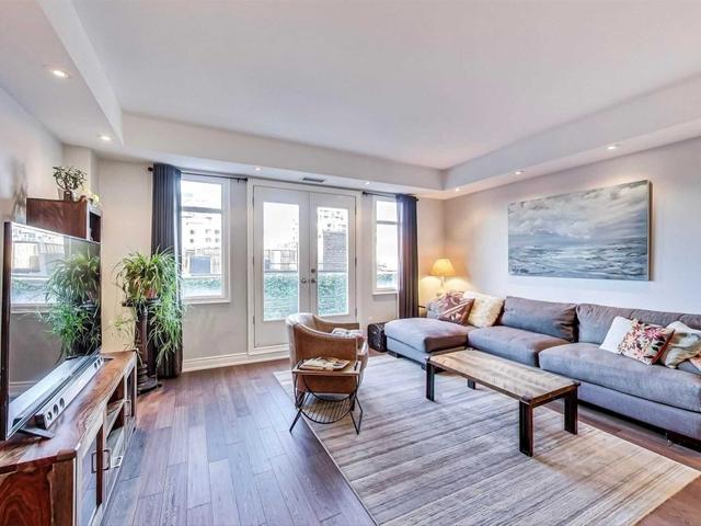PH24 - 500 Richmond St W