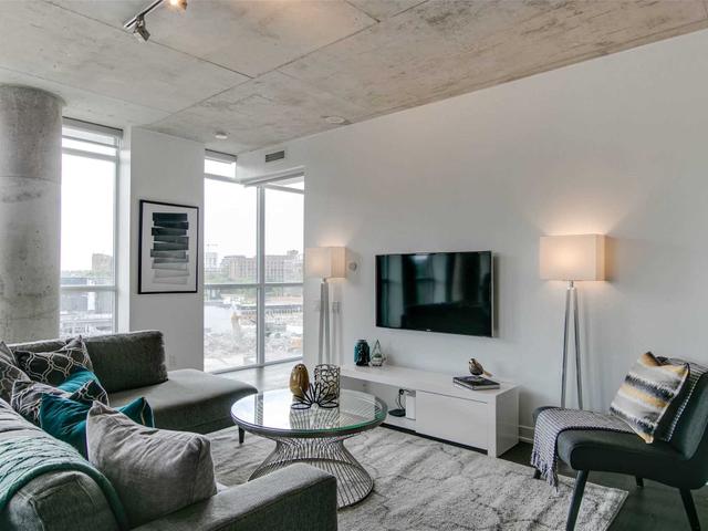407 - 318 King St E