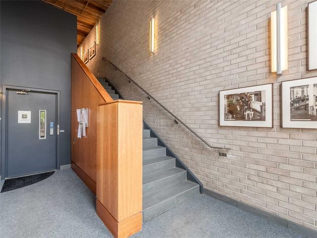 PH19 - 993 Queen St W