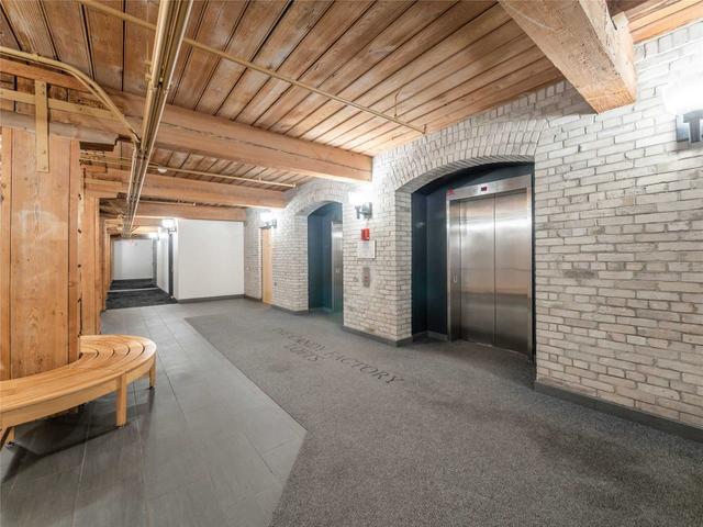 PH19 - 993 Queen St W