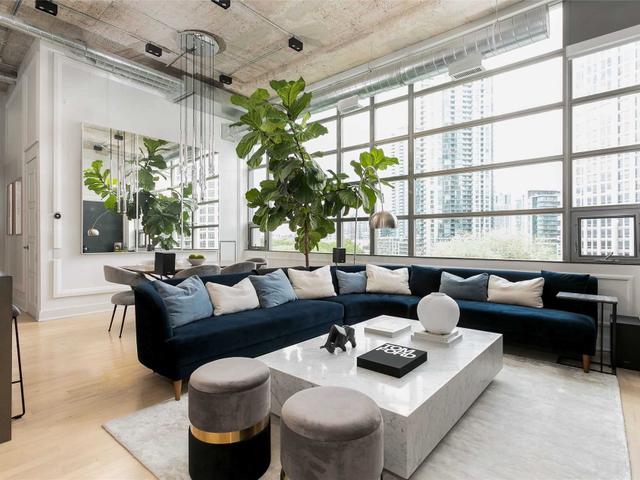 511 - 637 Lake Shore Blvd W