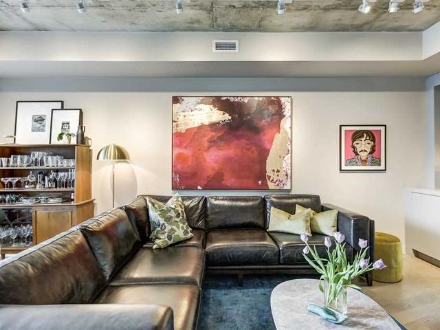 1004 - 318 King St E