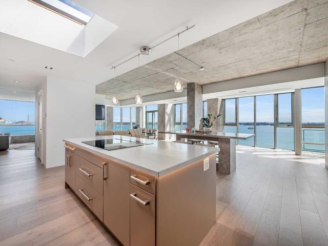 PH 1210 - 211 Queens Quay W