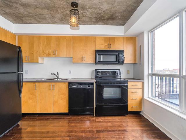 PH819 - 800 King St W